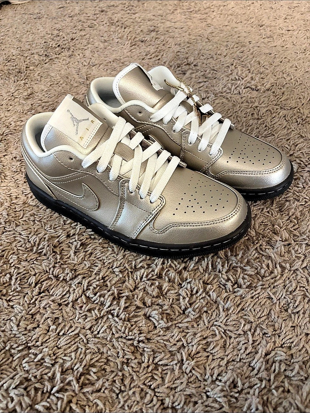 Jordan Air Jordan 1 Low Metallic Silver Sneakers US 7.5 Like New